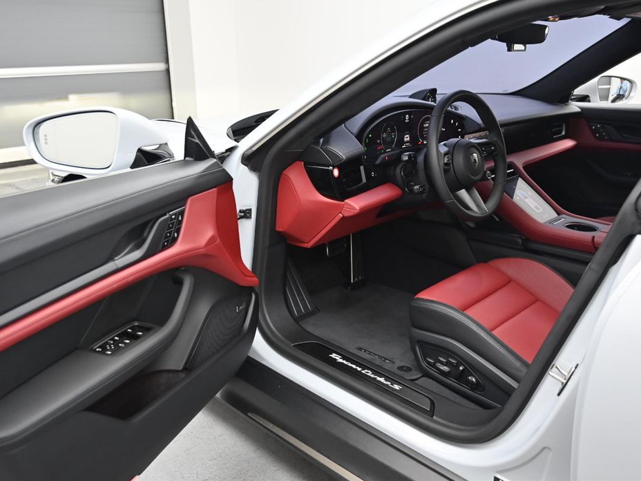 Porsche Taycan 2025