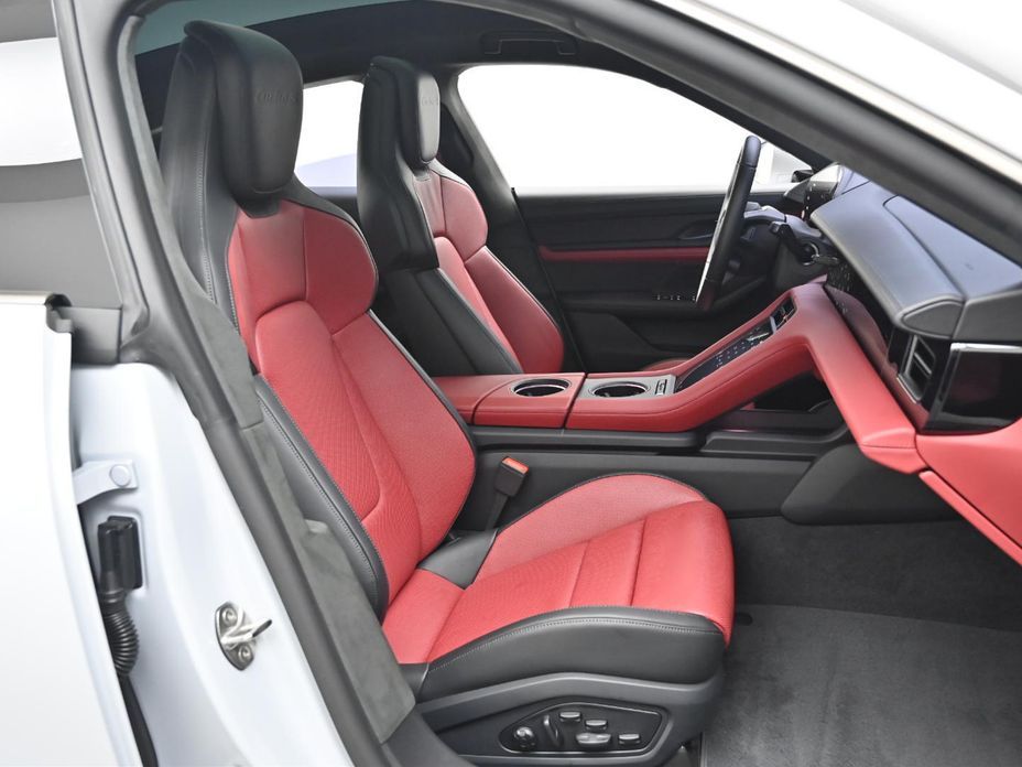 Porsche Taycan 2025