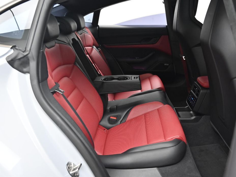 Porsche Taycan 2025