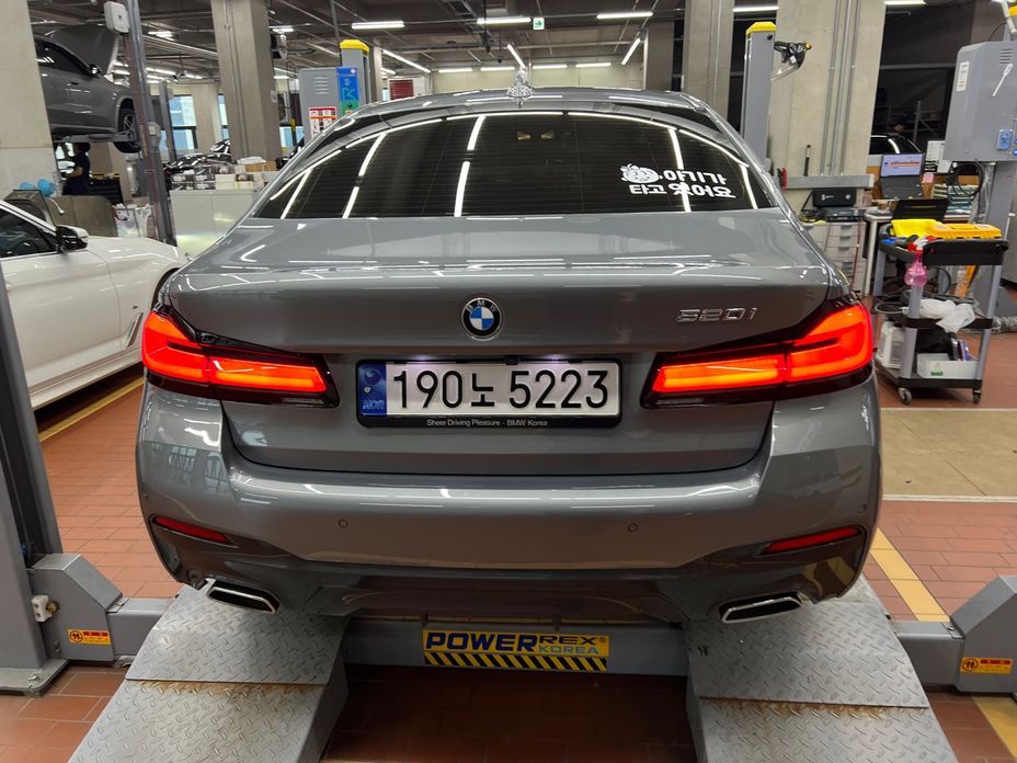 BMW 5-Series 2023