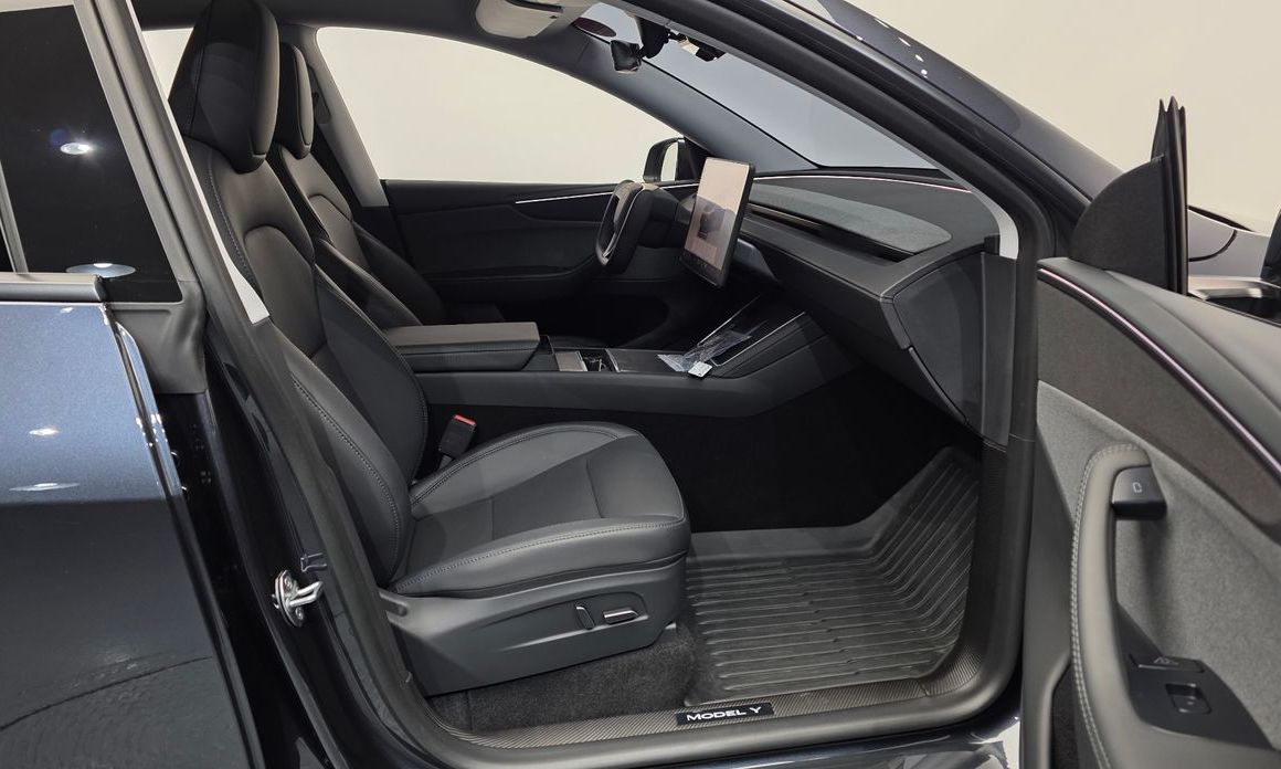 Tesla Model Y 2025