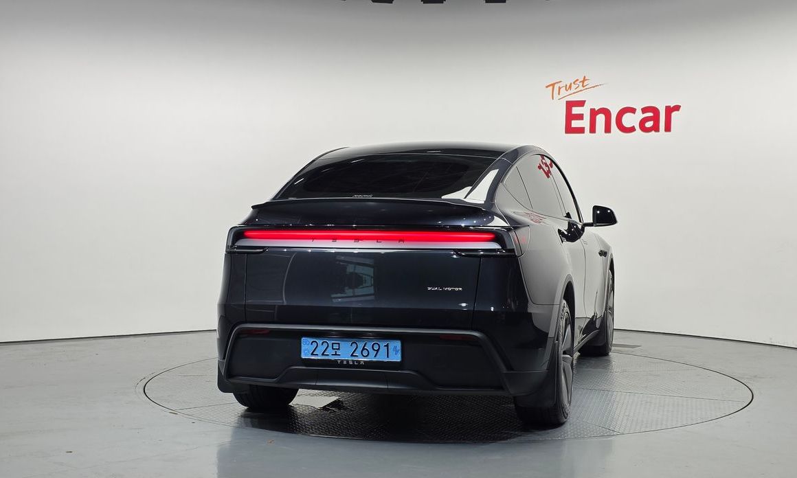 Tesla Model Y 2025