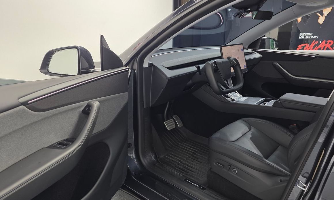 Tesla Model Y 2025