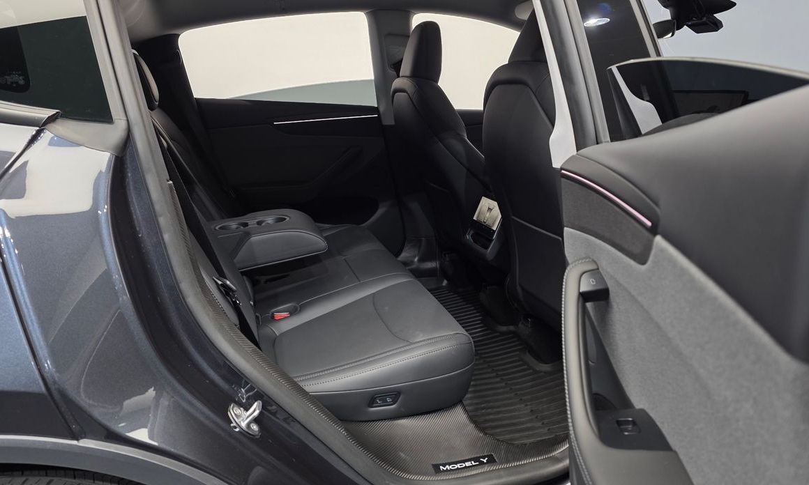 Tesla Model Y 2025