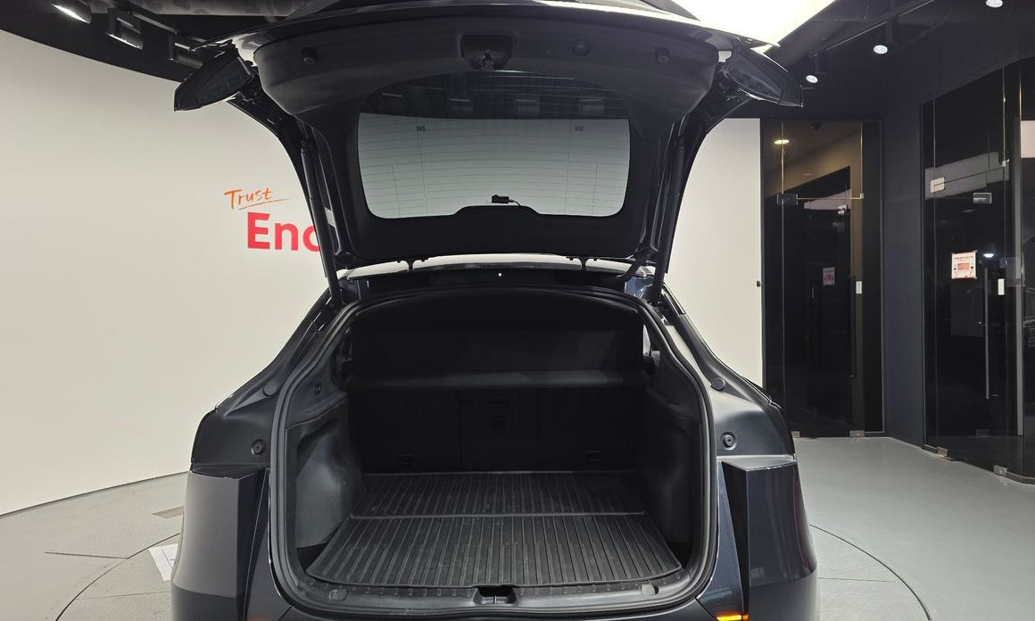 Tesla Model Y 2025