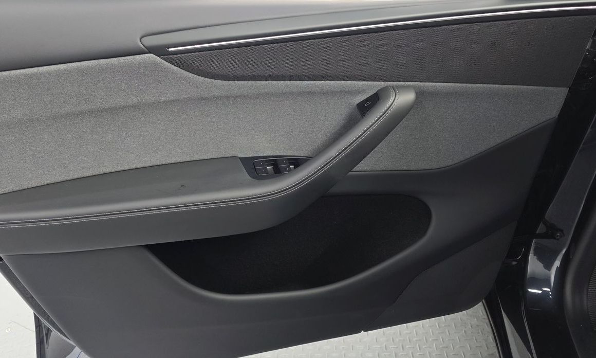 Tesla Model Y 2025