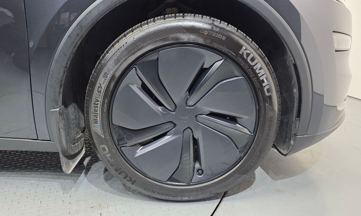 Tesla Model Y 2025
