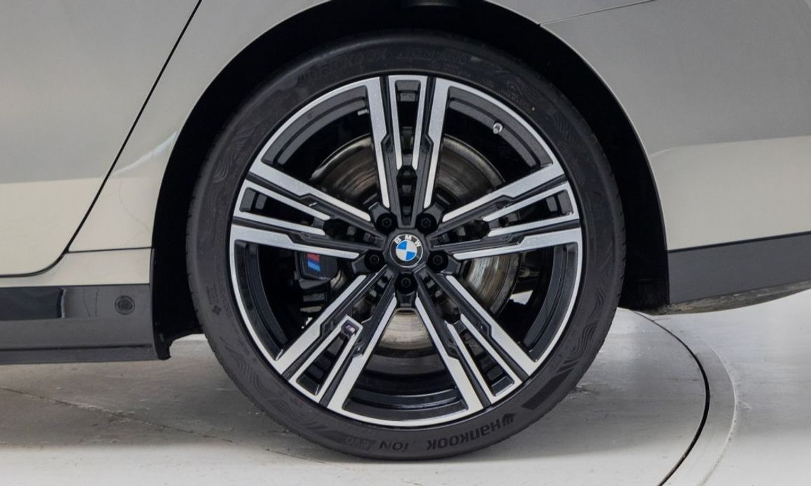 BMW i7 2025