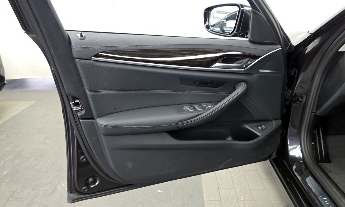 BMW 5-Series 2023