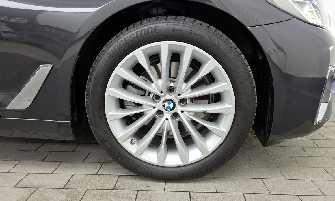 BMW 5-Series 2023