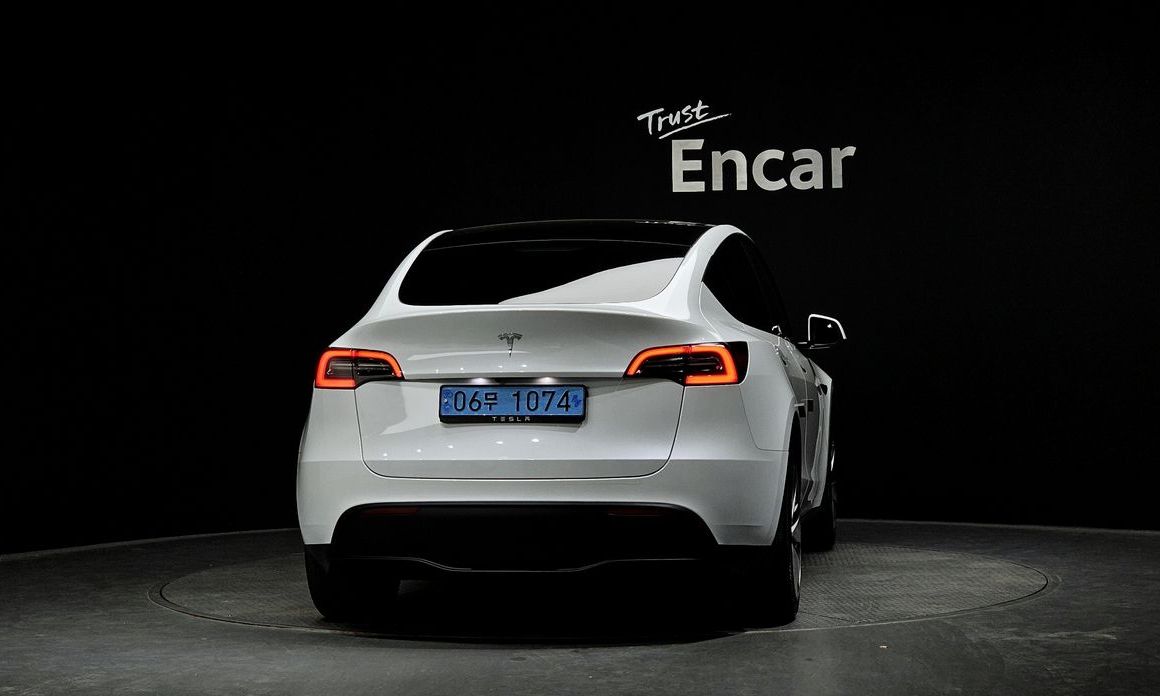 Tesla Model Y 2024