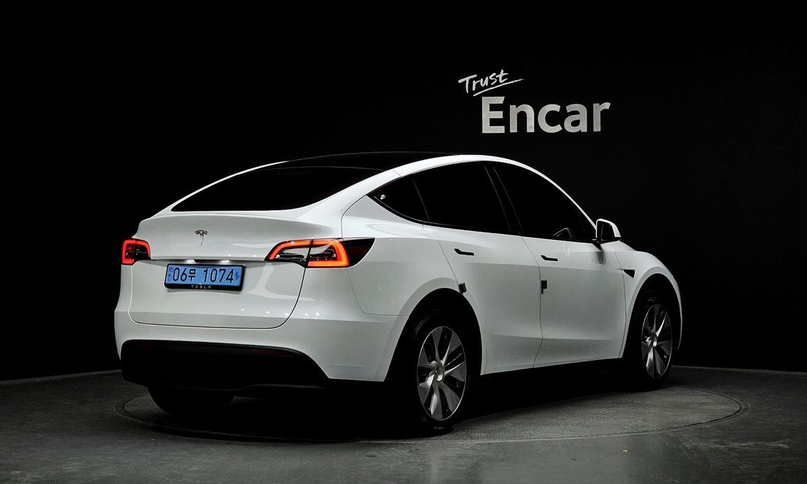 Tesla Model Y 2024