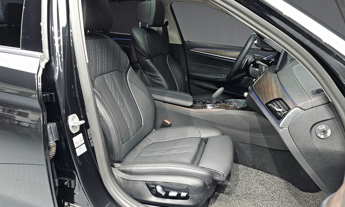 BMW 5-Series 2023