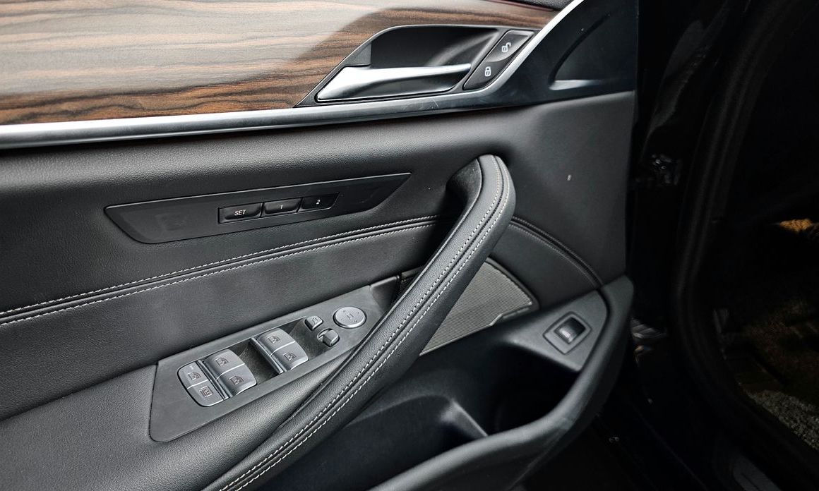 BMW 5-Series 2023