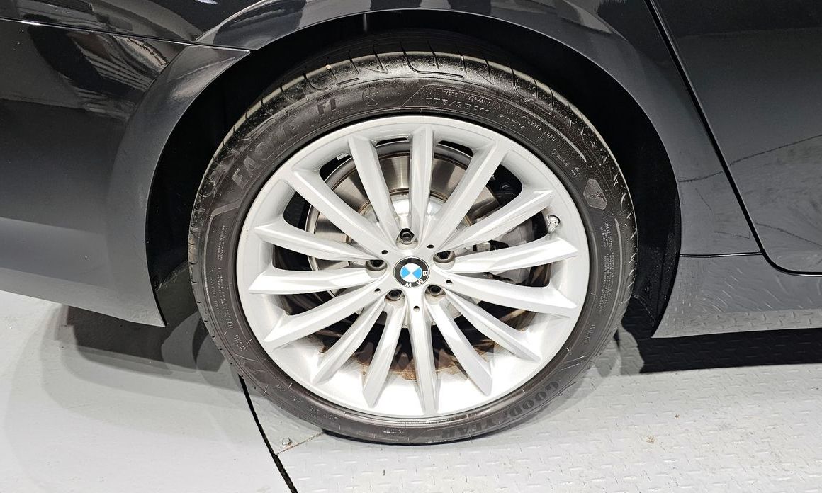 BMW 5-Series 2023