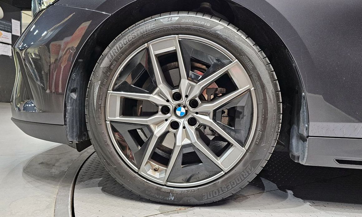 BMW 5-Series 2025