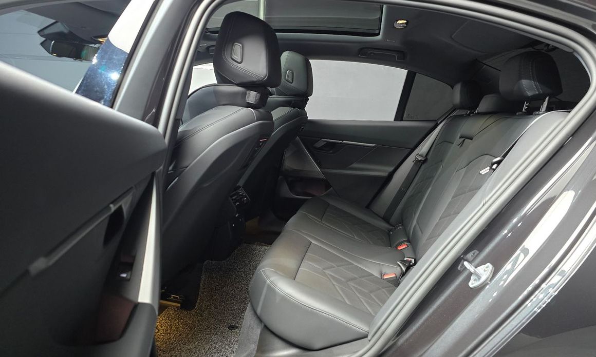 BMW 5-Series 2025