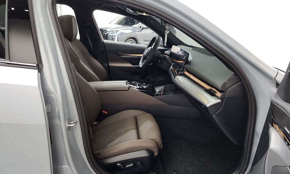 BMW 5-Series 2025