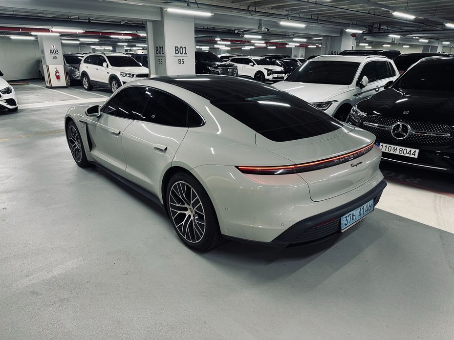 Porsche Taycan 2025