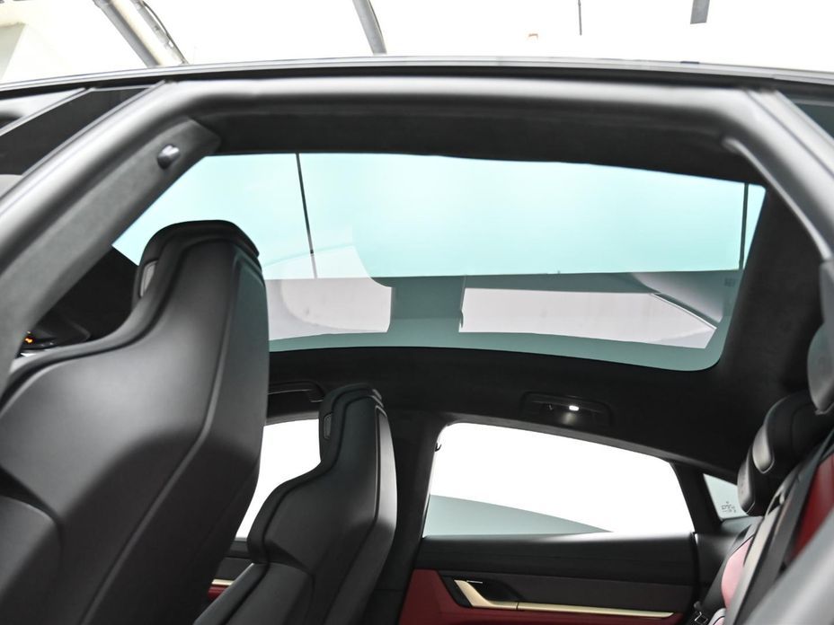 Porsche Taycan 2025