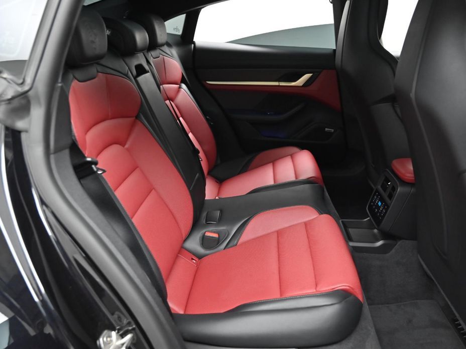 Porsche Taycan 2025