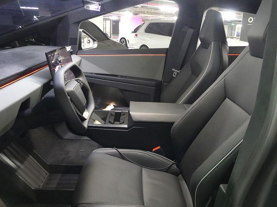 Tesla Cybertruck 2026