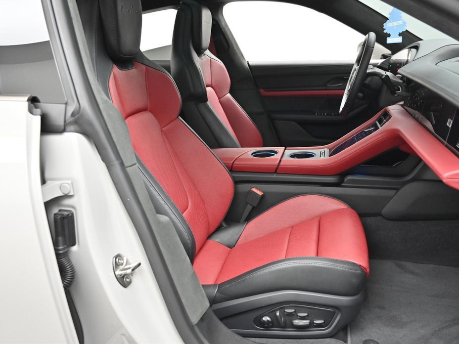 Porsche Taycan 2025
