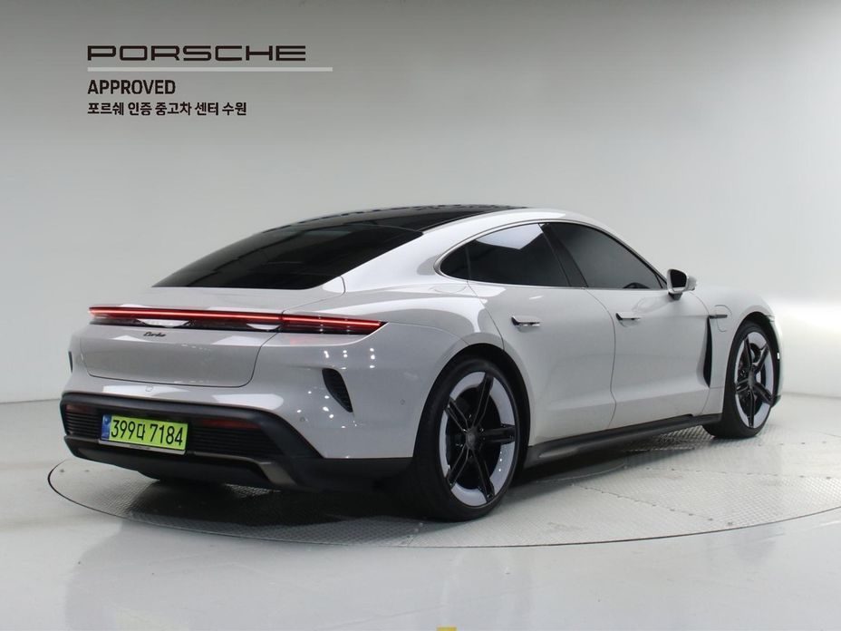 Porsche Taycan 2025