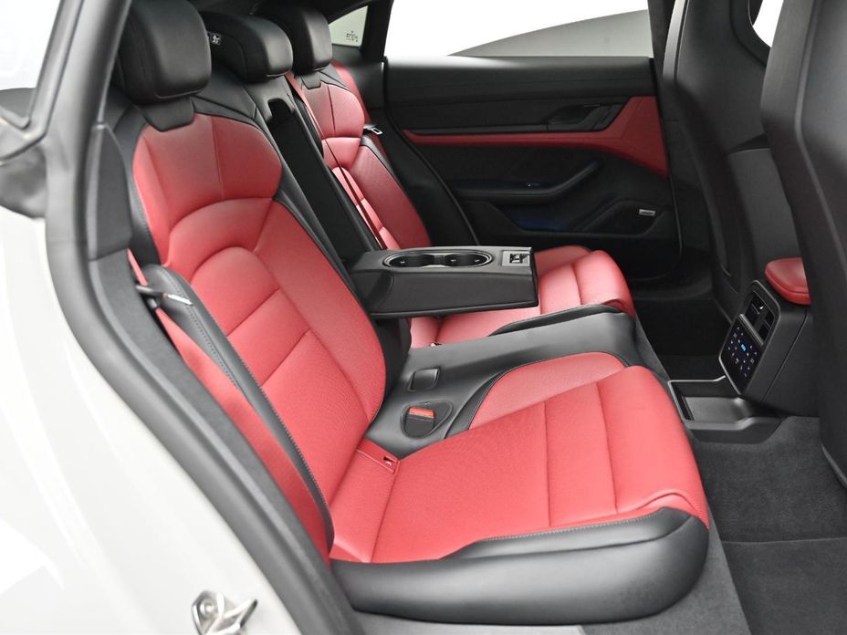Porsche Taycan 2025