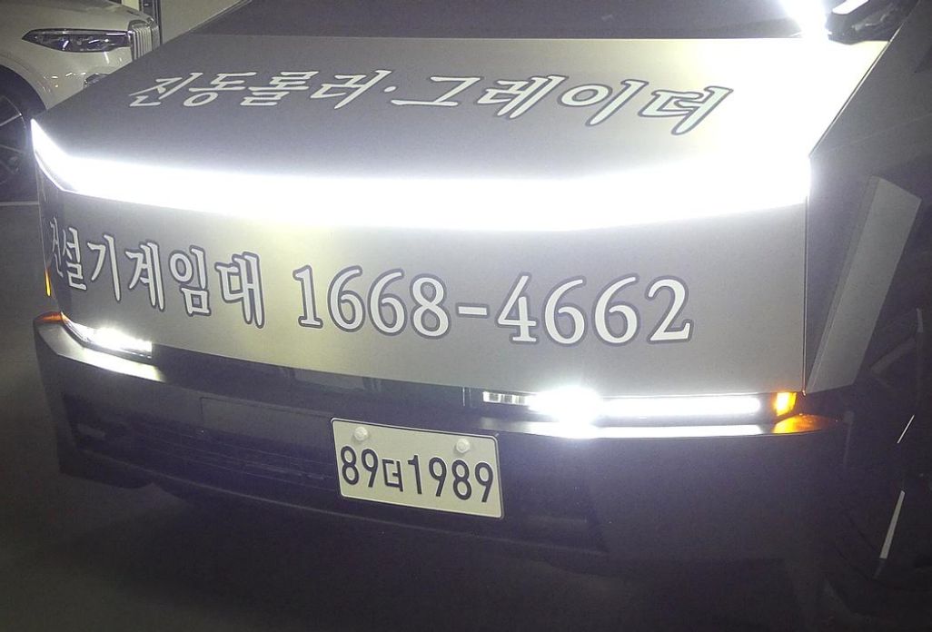 Tesla Cybertruck 2026