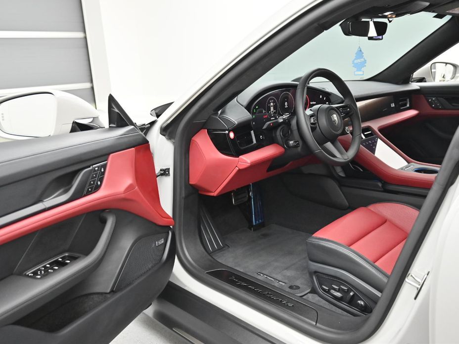 Porsche Taycan 2025