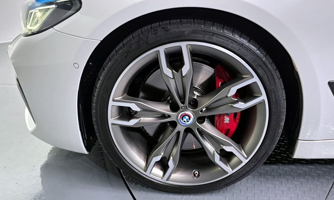 BMW 5-Series 2023