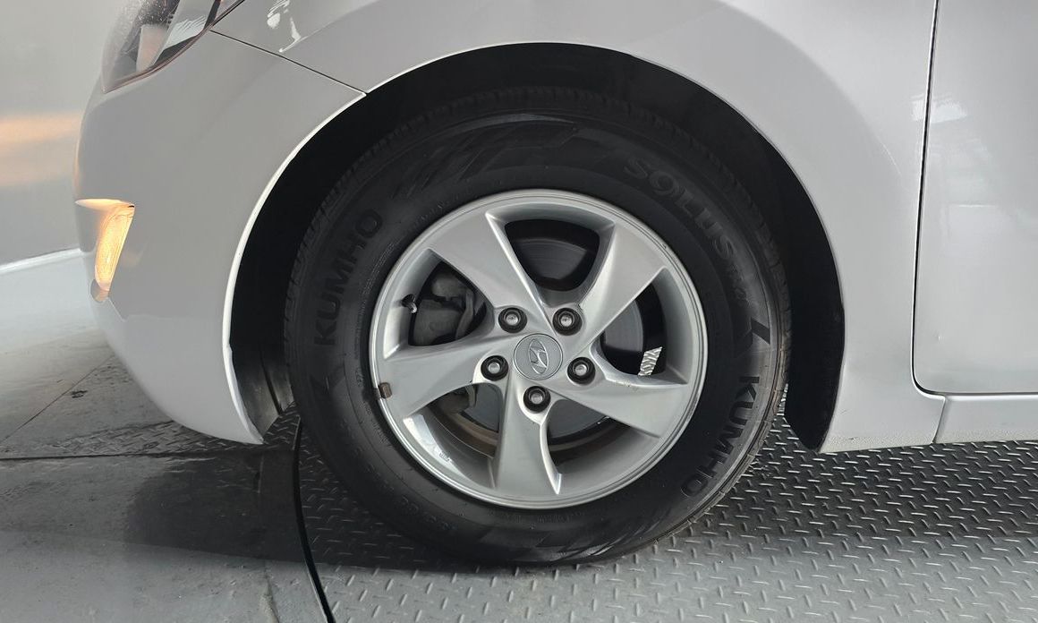 Hyundai AVANTE 2013