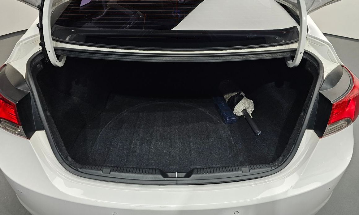 Hyundai AVANTE 2012