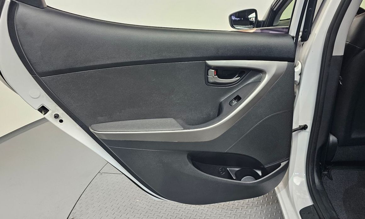 Hyundai AVANTE 2012