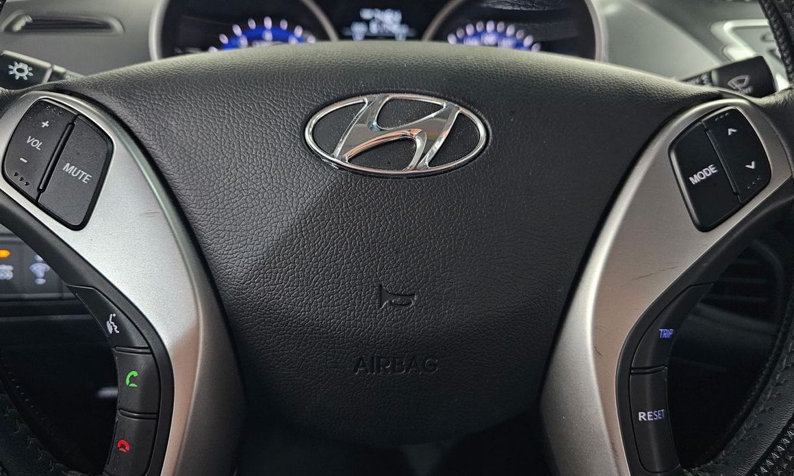 Hyundai AVANTE 2012