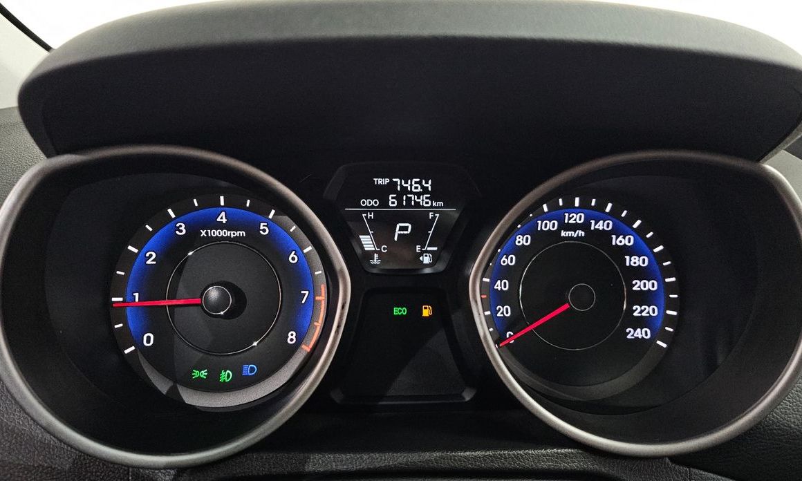 Hyundai AVANTE 2012