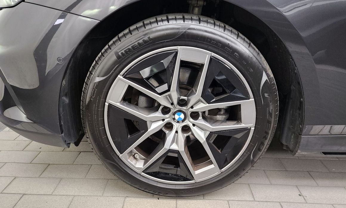 BMW 5-Series 2024