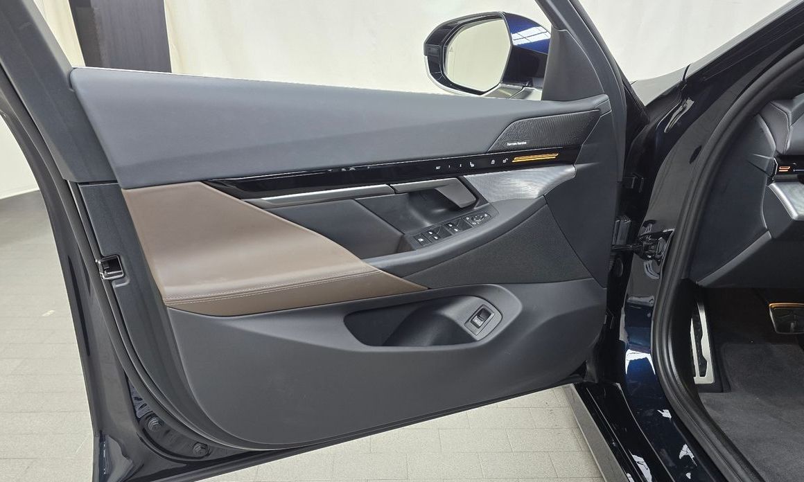 BMW 5-Series 2024