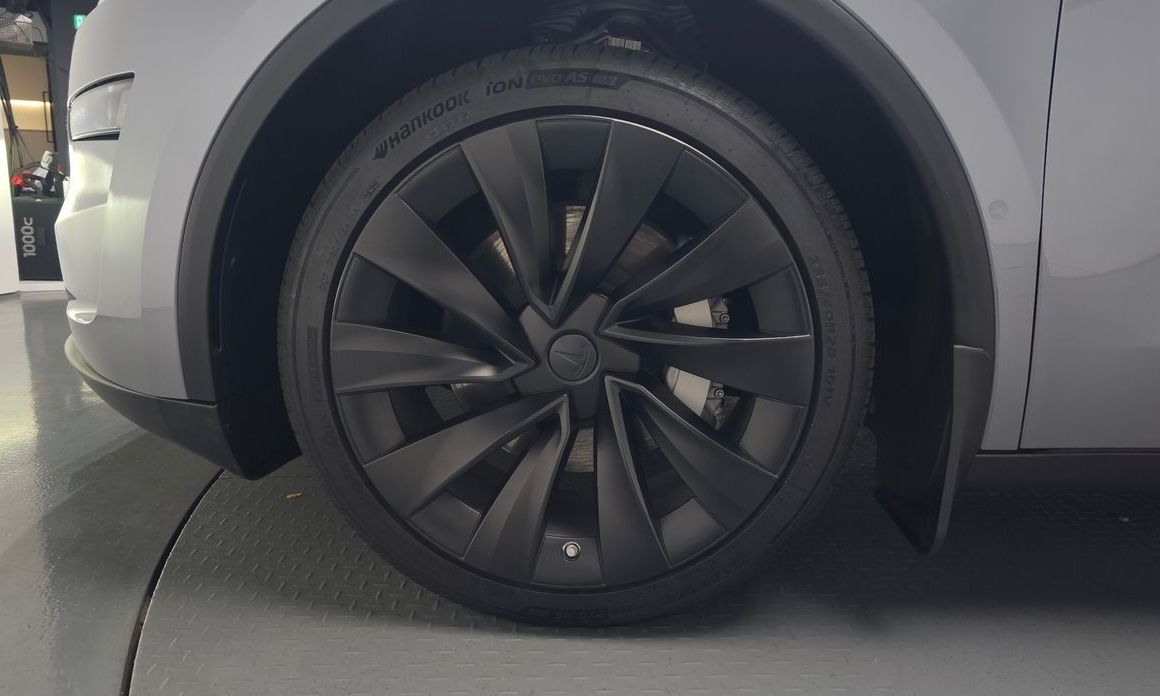 Tesla Model Y 2025