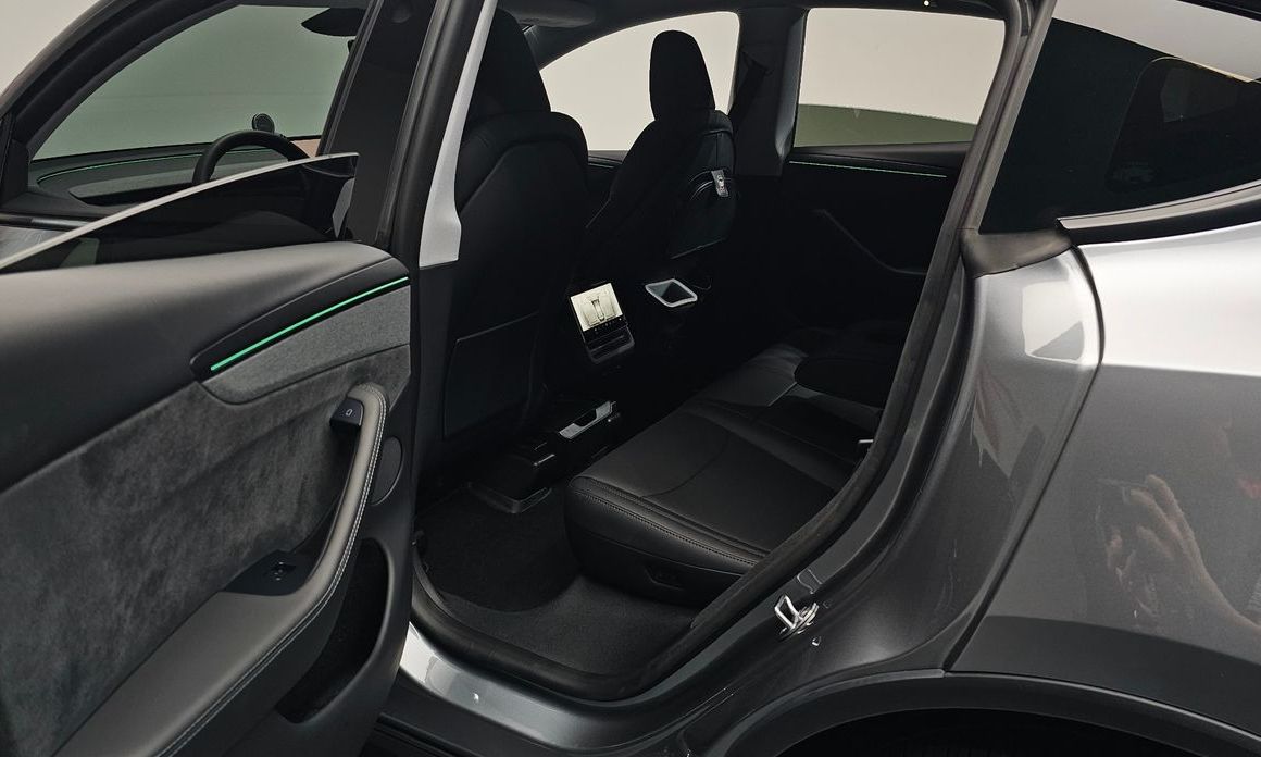 Tesla Model Y 2025