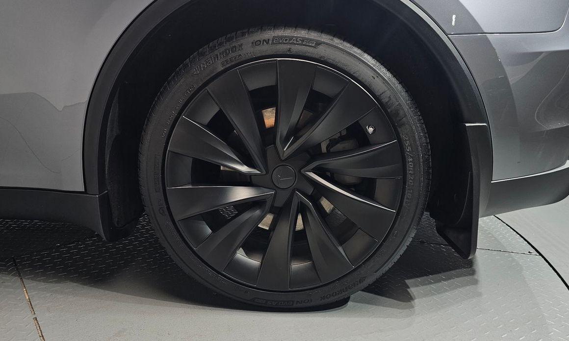 Tesla Model Y 2025