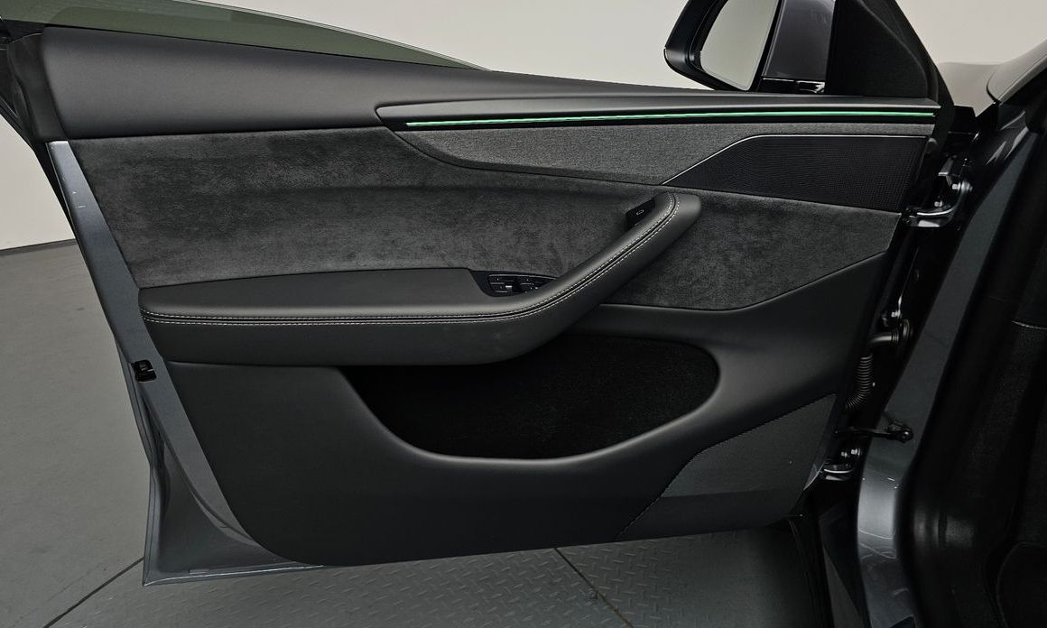 Tesla Model Y 2025