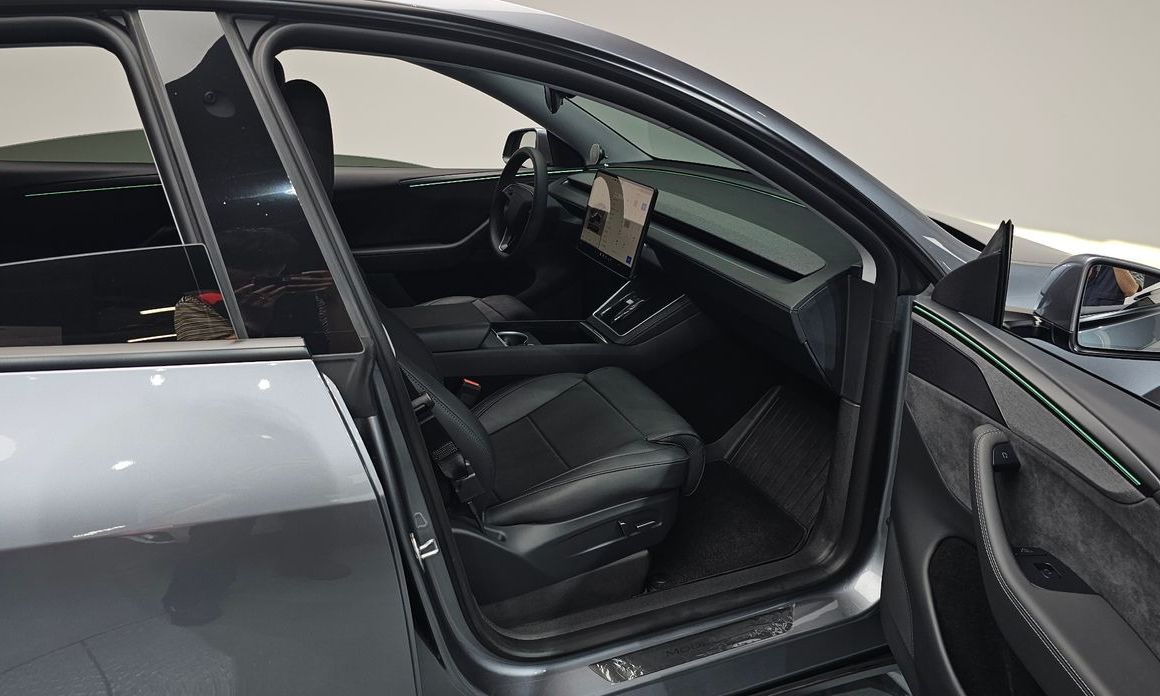 Tesla Model Y 2025