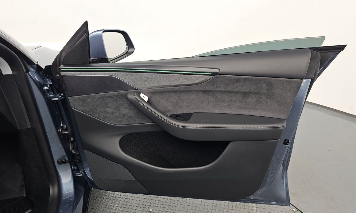 Tesla Model Y 2025