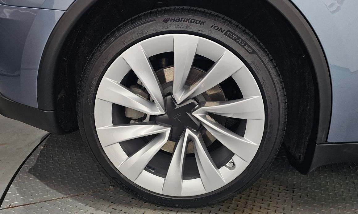 Tesla Model Y 2025