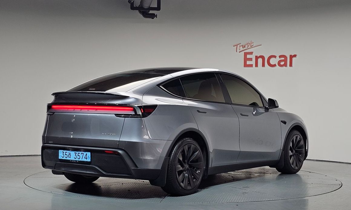 Tesla Model Y 2025
