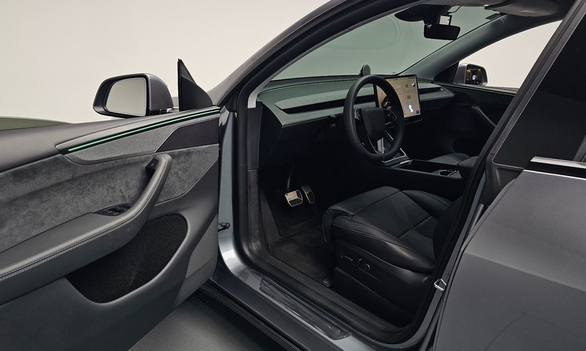 Tesla Model Y 2025