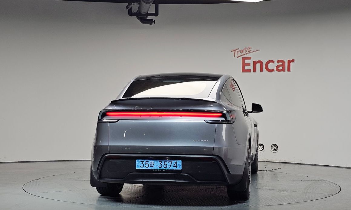 Tesla Model Y 2025