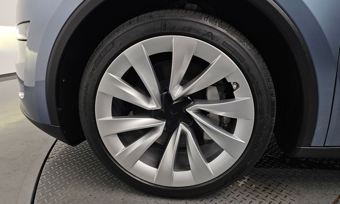 Tesla Model Y 2025